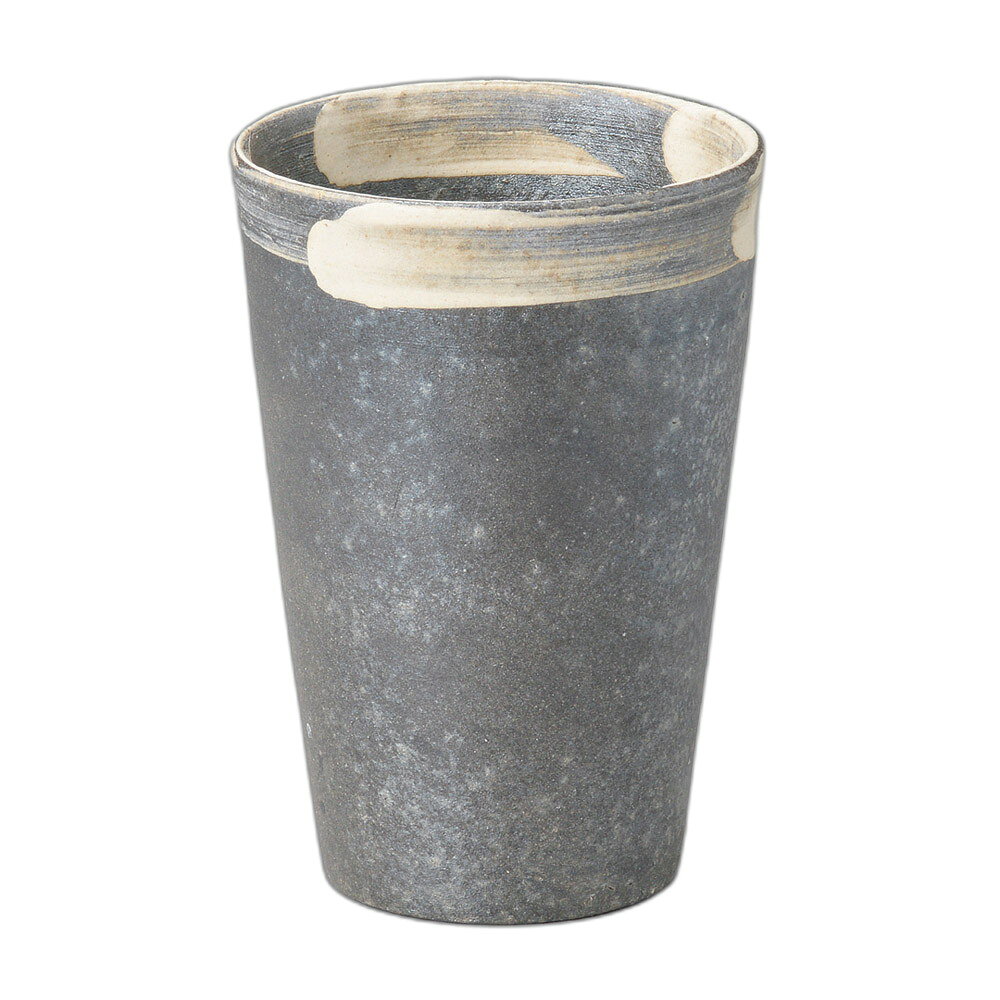 [商品名]　黒窯変刷毛目フリーカップ[素材]　陶磁器[寸法]　8.2×11.8cm・340ccお店からご自宅まで、季節を問わず、様々なシーンでご利用いただける商品です。[ 8.2×11.8cm・340cc ] 陶磁器 一部の商品はメーカーよりお取り寄せとなりますので、納期が前後することがございます。あらかじめご了承ください。商品によっては手造りのため、写真と色・かたちが若干異なることがございます。われものですので丁重に梱包させていただいておりますが、ご質問などございましたらお気軽にお問い合わせください。ご注文に関する注意事項は 【こちら】ご購入前にご確認ください。