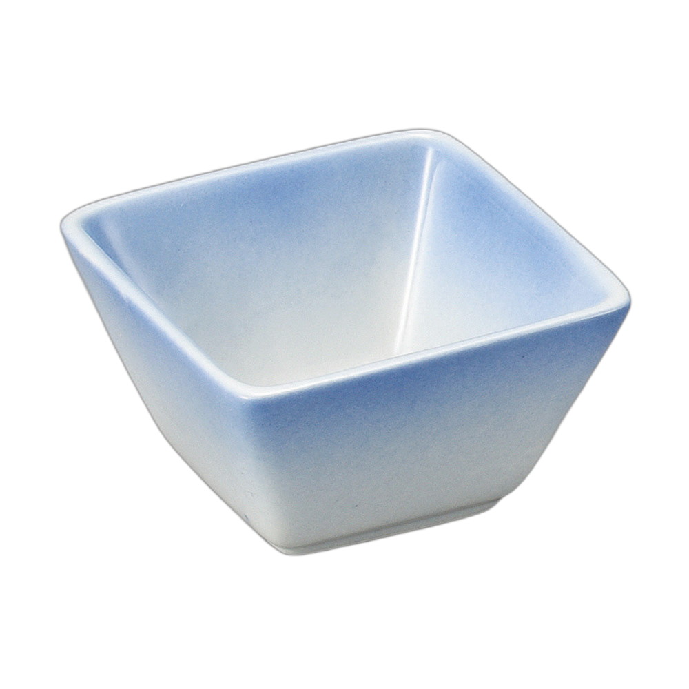 [商品名]　ブルー吹角型豆小鉢[素材]　陶磁器[寸法]　6.4×3.6cmお店からご自宅まで、季節を問わず、様々なシーンでご利用いただける商品です。[ 6.4×3.6cm ] 陶磁器中国製 一部の商品はメーカーよりお取り寄せとなりますので、納期が前後することがございます。あらかじめご了承ください。商品によっては手造りのため、写真と色・かたちが若干異なることがございます。われものですので丁重に梱包させていただいておりますが、ご質問などございましたらお気軽にお問い合わせください。ご注文に関する注意事項は 【こちら】ご購入前にご確認ください。
