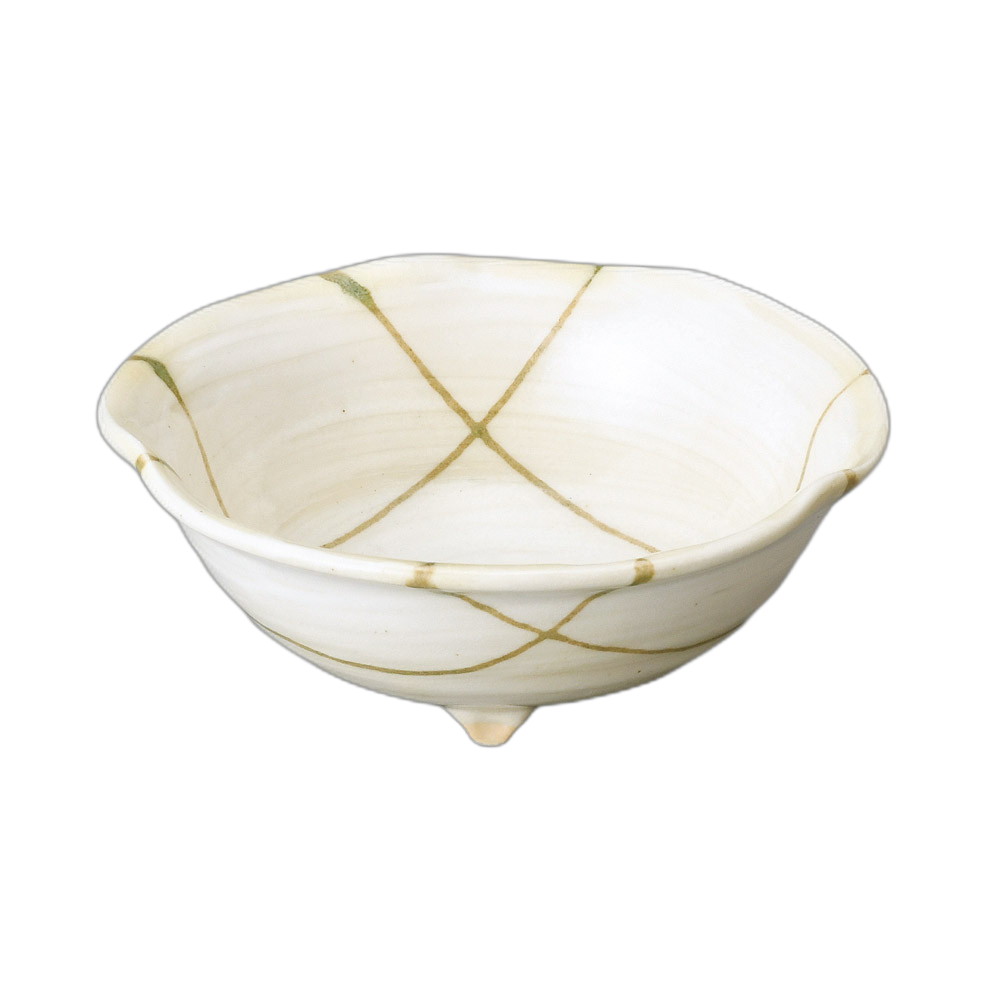 [商品名]　志野格子三ツ足小鉢[素材]　陶磁器[寸法]　12.5×4.5cmお店からご自宅まで、季節を問わず、様々なシーンでご利用いただける商品です。[ 12.5×4.5cm ] 陶磁器 一部の商品はメーカーよりお取り寄せとなりますので、納期が前後することがございます。あらかじめご了承ください。商品によっては手造りのため、写真と色・かたちが若干異なることがございます。われものですので丁重に梱包させていただいておりますが、ご質問などございましたらお気軽にお問い合わせください。ご注文に関する注意事項は 【こちら】ご購入前にご確認ください。