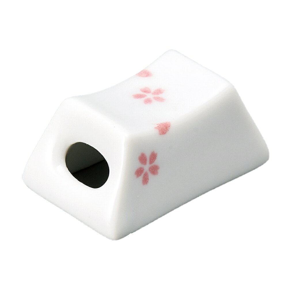[商品名]　小町（ピンク）筐箸置[素材]　陶磁器[寸法]　4.3×2.7×2cmお店からご自宅まで、季節を問わず、様々なシーンでご利用いただける商品です。[ 4.3×2.7×2cm ] 陶磁器 一部の商品はメーカーよりお取り寄せとなりますので、納期が前後することがございます。あらかじめご了承ください。商品によっては手造りのため、写真と色・かたちが若干異なることがございます。われものですので丁重に梱包させていただいておりますが、ご質問などございましたらお気軽にお問い合わせください。ご注文に関する注意事項は 【こちら】ご購入前にご確認ください。