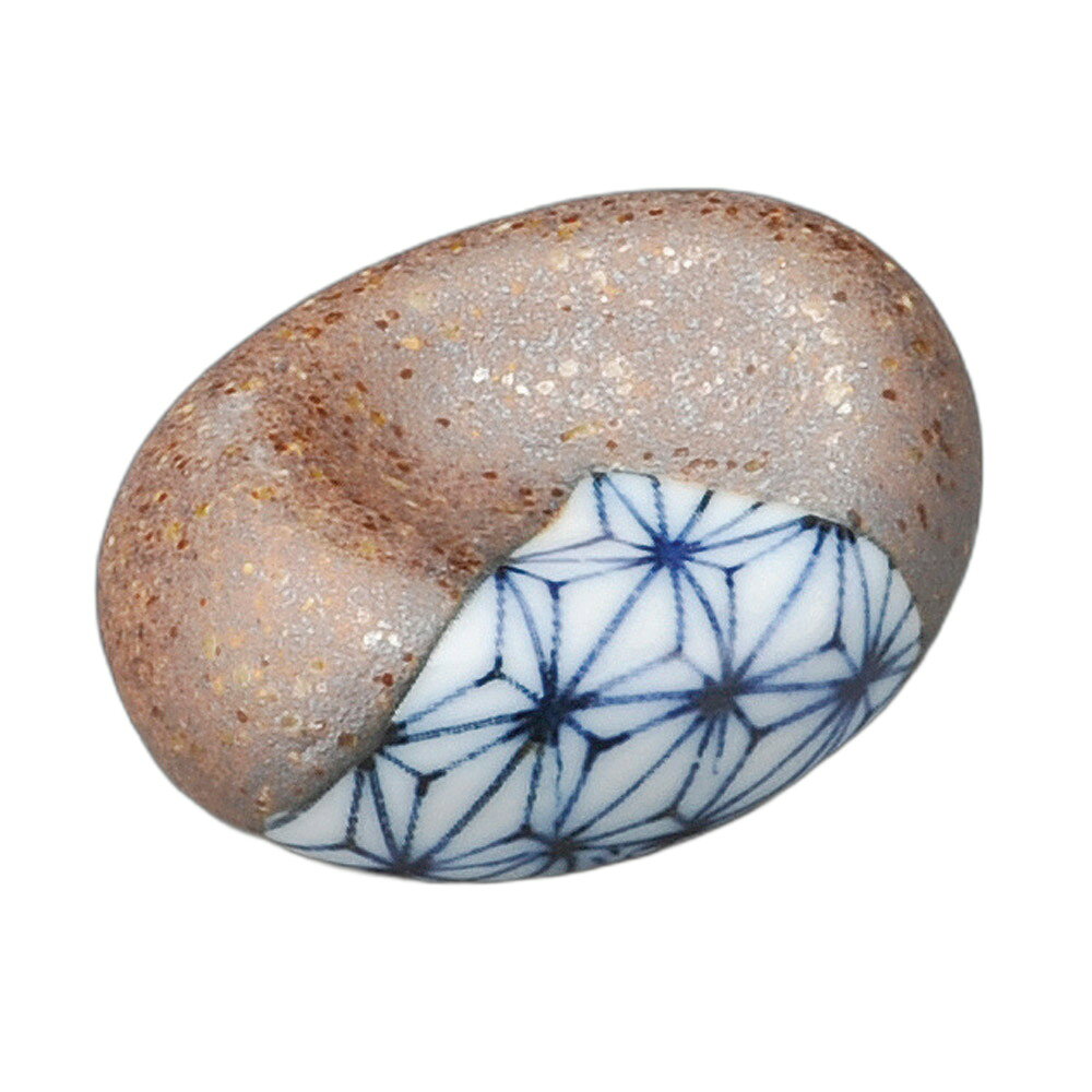 [商品名]　信楽麻の葉豆箸置[素材]　陶磁器[寸法]　4.5×3.3cmお店からご自宅まで、季節を問わず、様々なシーンでご利用いただける商品です。[ 4.5×3.3cm ] 陶磁器 一部の商品はメーカーよりお取り寄せとなりますので、納期が前後することがございます。あらかじめご了承ください。商品によっては手造りのため、写真と色・かたちが若干異なることがございます。われものですので丁重に梱包させていただいておりますが、ご質問などございましたらお気軽にお問い合わせください。ご注文に関する注意事項は 【こちら】ご購入前にご確認ください。