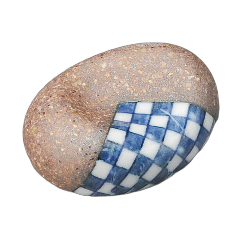 [商品名]　信楽藍染市松豆箸置[素材]　陶磁器[寸法]　4.5×3.3cmお店からご自宅まで、季節を問わず、様々なシーンでご利用いただける商品です。[ 4.5×3.3cm ] 陶磁器 一部の商品はメーカーよりお取り寄せとなりますので、納期が前後することがございます。あらかじめご了承ください。商品によっては手造りのため、写真と色・かたちが若干異なることがございます。われものですので丁重に梱包させていただいておりますが、ご質問などございましたらお気軽にお問い合わせください。ご注文に関する注意事項は 【こちら】ご購入前にご確認ください。