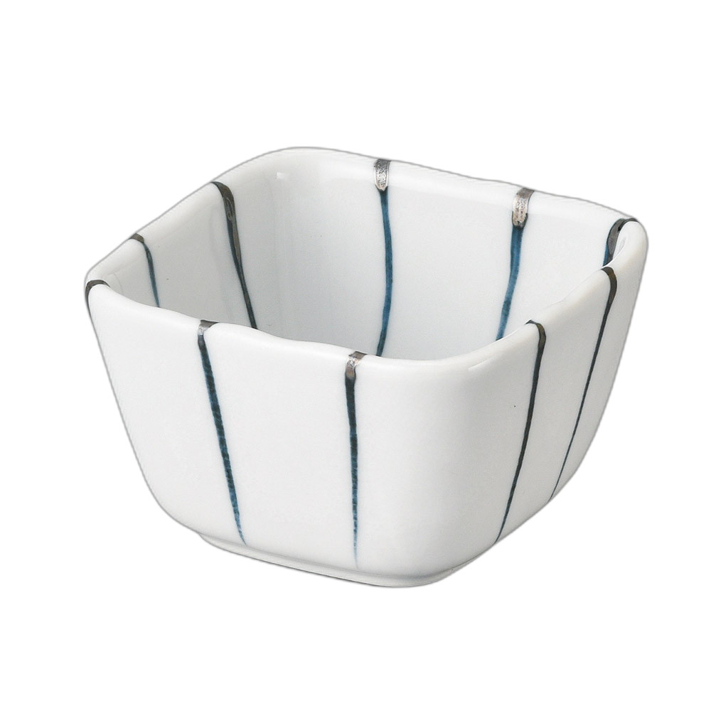 [商品名]　ストライプ3.3角小鉢[素材]　陶磁器[寸法]　8×8×5.7cmお店からご自宅まで、季節を問わず、様々なシーンでご利用いただける商品です。[ 8×8×5.7cm ] 陶磁器 一部の商品はメーカーよりお取り寄せとなりますので、納期が前後することがございます。あらかじめご了承ください。商品によっては手造りのため、写真と色・かたちが若干異なることがございます。われものですので丁重に梱包させていただいておりますが、ご質問などございましたらお気軽にお問い合わせください。ご注文に関する注意事項は 【こちら】ご購入前にご確認ください。