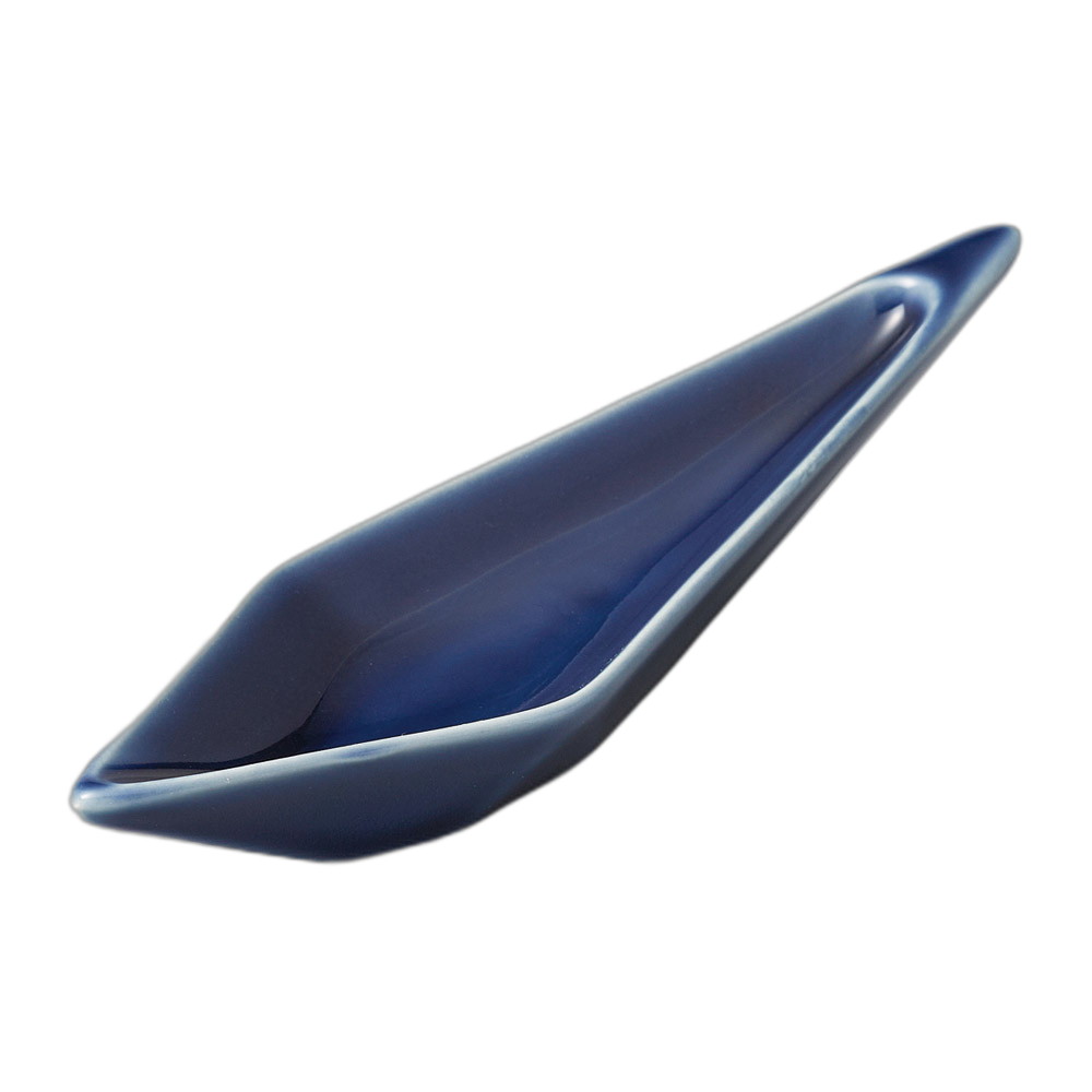 [商品名]　ルリダイヤ型珍味[素材]　陶磁器[寸法]　15.3×4.5×2.7cmお店からご自宅まで、季節を問わず、様々なシーンでご利用いただける商品です。[ 15.3×4.5×2.7cm ] 陶磁器 一部の商品はメーカーよりお取り寄せとなりますので、納期が前後することがございます。あらかじめご了承ください。商品によっては手造りのため、写真と色・かたちが若干異なることがございます。われものですので丁重に梱包させていただいておりますが、ご質問などございましたらお気軽にお問い合わせください。ご注文に関する注意事項は 【こちら】ご購入前にご確認ください。