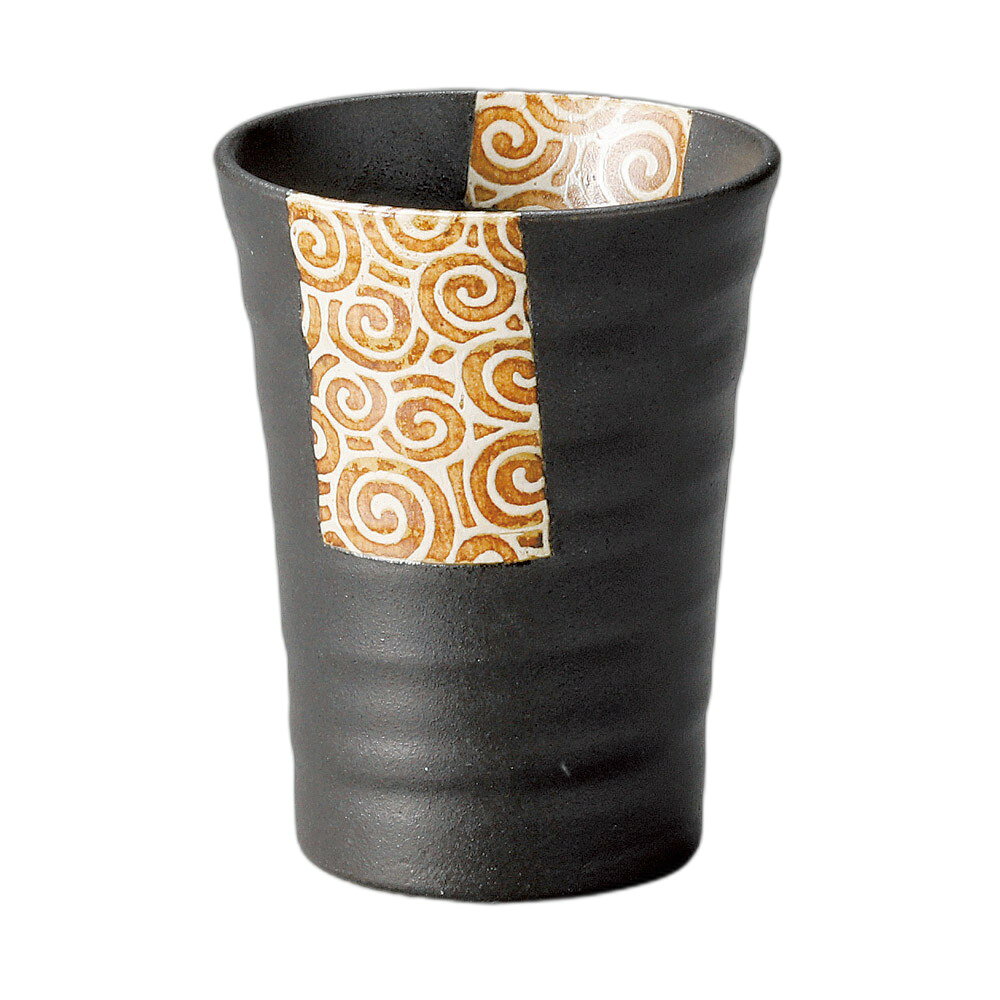 [商品名]　黒釉うず唐草フリーカップ[素材]　陶磁器[寸法]　8.8×11.3cm・360ccお店からご自宅まで、季節を問わず、様々なシーンでご利用いただける商品です。[ 8.8×11.3cm・360cc ] 陶磁器 一部の商品はメーカーよりお取り寄せとなりますので、納期が前後することがございます。あらかじめご了承ください。商品によっては手造りのため、写真と色・かたちが若干異なることがございます。われものですので丁重に梱包させていただいておりますが、ご質問などございましたらお気軽にお問い合わせください。ご注文に関する注意事項は 【こちら】ご購入前にご確認ください。