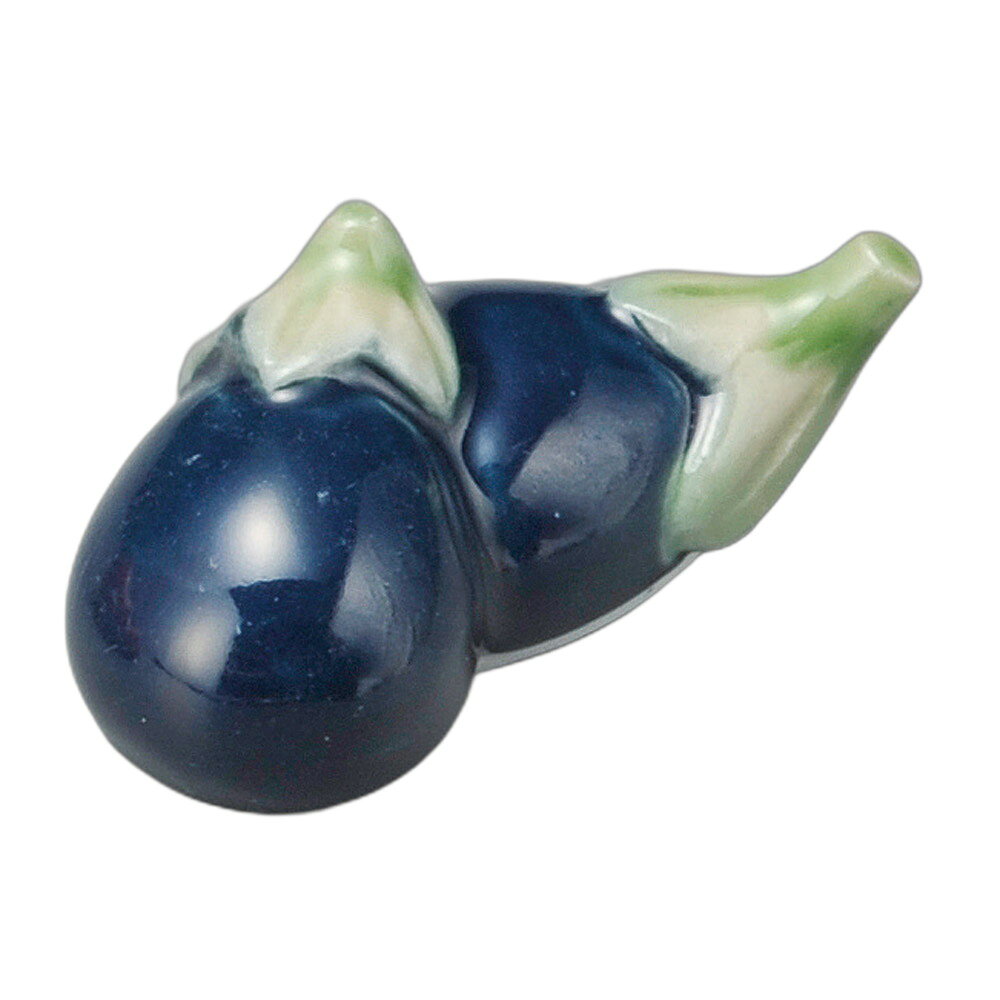 [商品名]　ナス箸置[素材]　陶磁器[寸法]　4.8×2.5cmお店からご自宅まで、季節を問わず、様々なシーンでご利用いただける商品です。[ 4.8×2.5cm ] 陶磁器 一部の商品はメーカーよりお取り寄せとなりますので、納期が前後することがございます。あらかじめご了承ください。商品によっては手造りのため、写真と色・かたちが若干異なることがございます。われものですので丁重に梱包させていただいておりますが、ご質問などございましたらお気軽にお問い合わせください。ご注文に関する注意事項は 【こちら】ご購入前にご確認ください。