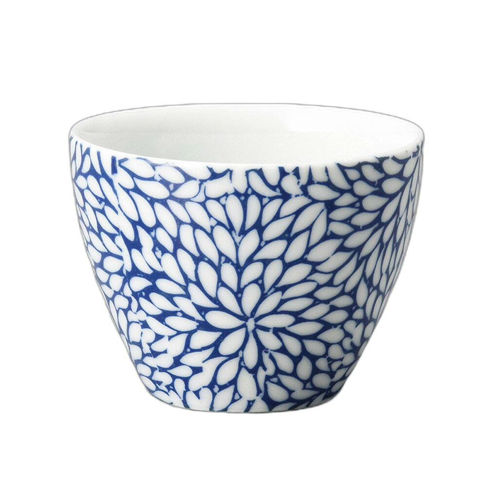 [商品名]　菊牡丹姫湯呑（青）[素材]　陶磁器[寸法]　7×5.3cmお店からご自宅まで、季節を問わず、様々なシーンでご利用いただける商品です。[ 7×5.3cm ] 陶磁器 一部の商品はメーカーよりお取り寄せとなりますので、納期が前後することがございます。あらかじめご了承ください。商品によっては手造りのため、写真と色・かたちが若干異なることがございます。われものですので丁重に梱包させていただいておりますが、ご質問などございましたらお気軽にお問い合わせください。ご注文に関する注意事項は 【こちら】ご購入前にご確認ください。