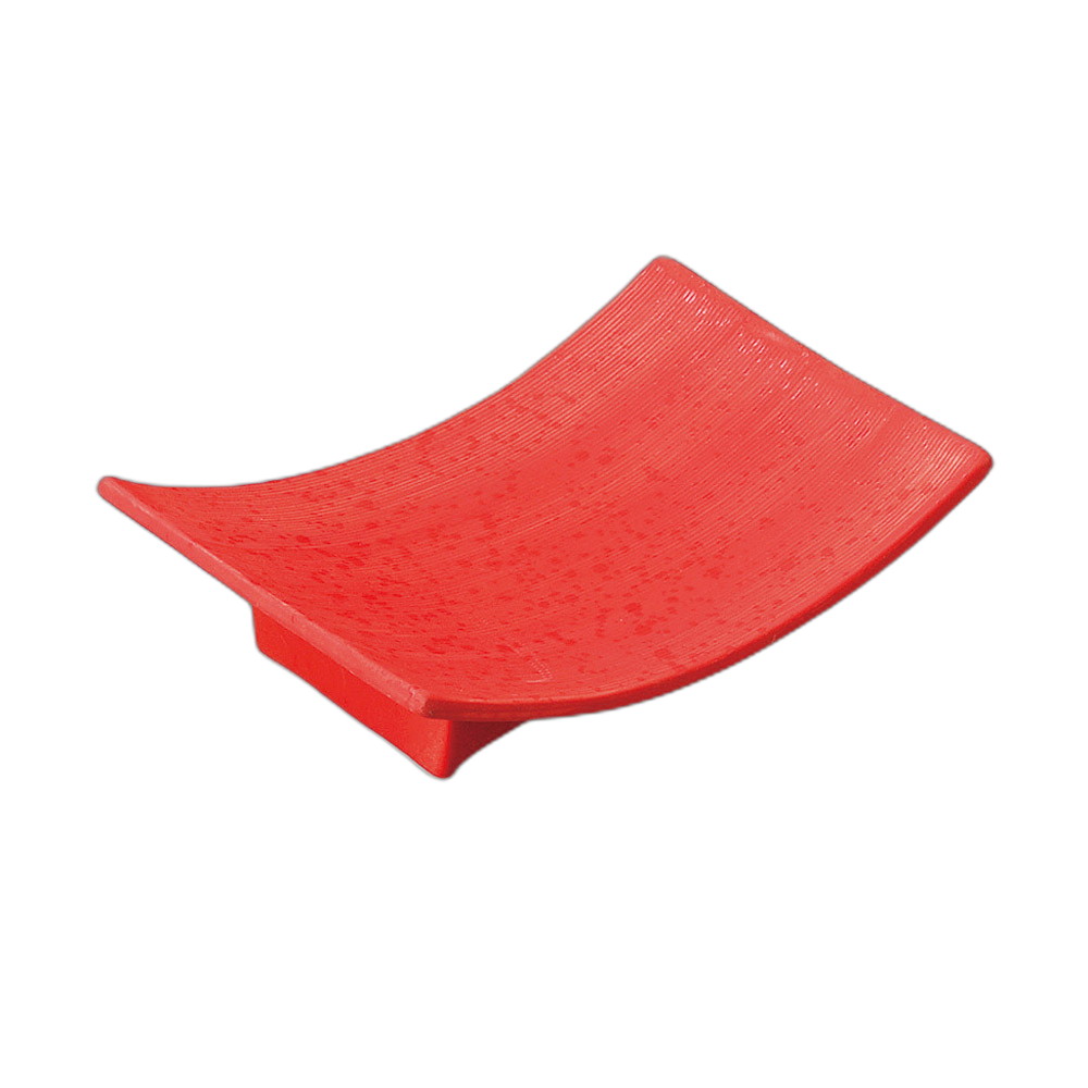 赤弓型高台皿[素材]　陶磁器[寸法]　17×11.5×4.5cmお店からご自宅まで、季節を問わず、様々なシーンでご利用いただける商品です。[ 17×11.5×4.5cm ] 陶磁器 一部の商品はメーカーよりお取り寄せとなりますので、納期が前後することがございます。あらかじめご了承ください。商品によっては手造りのため、写真と色・かたちが若干異なることがございます。われものですので丁重に梱包させていただいておりますが、ご質問などございましたらお気軽にお問い合わせください。ご注文に関する注意事項は 【こちら】ご購入前にご確認ください。
