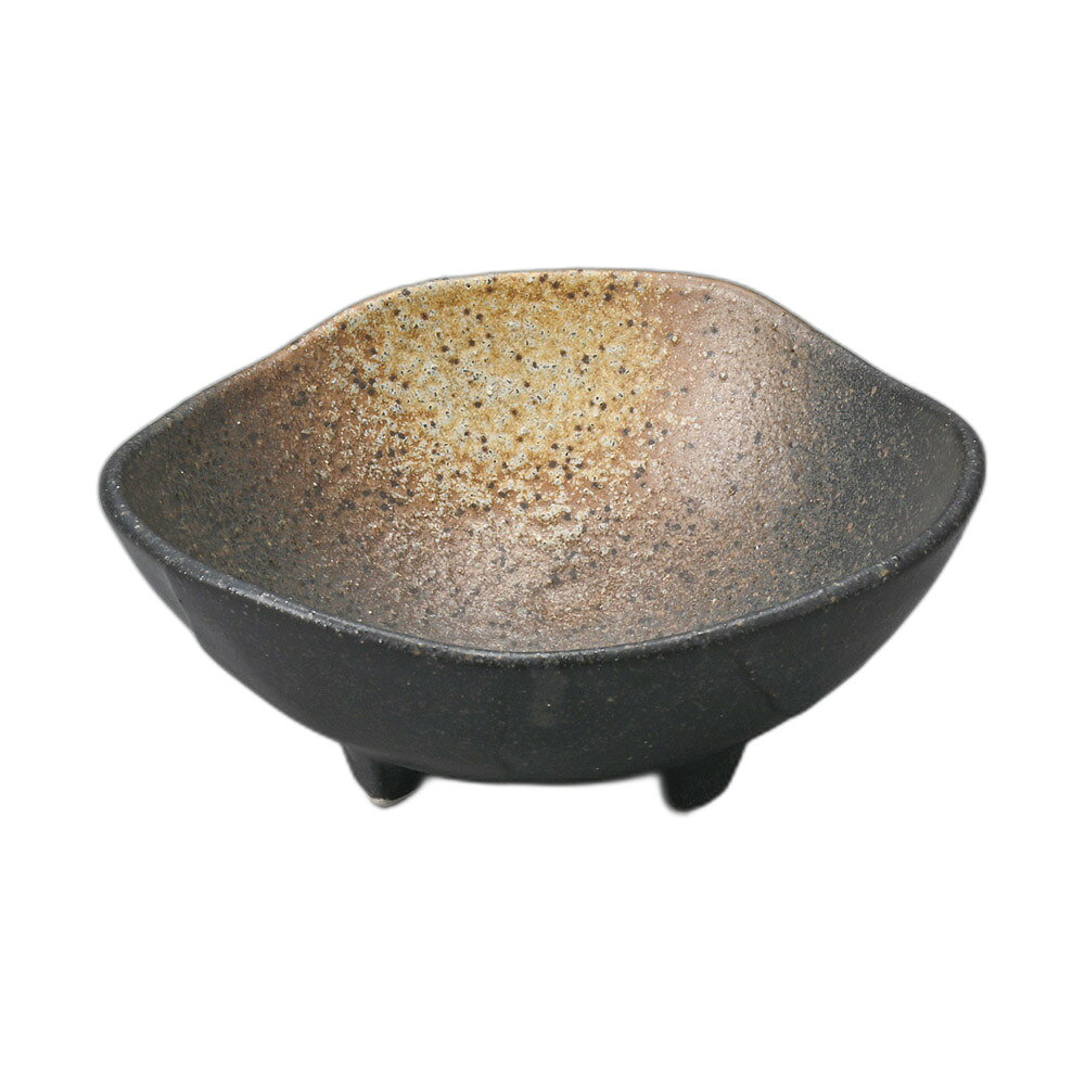 ニュー黒備前三つ足渦中鉢[素材]　陶磁器[寸法]　13.5×5cmお店からご自宅まで、季節を問わず、様々なシーンでご利用いただける商品です。[ 13.5×5cm ] 陶磁器 一部の商品はメーカーよりお取り寄せとなりますので、納期が前後することがございます。あらかじめご了承ください。商品によっては手造りのため、写真と色・かたちが若干異なることがございます。われものですので丁重に梱包させていただいておりますが、ご質問などございましたらお気軽にお問い合わせください。ご注文に関する注意事項は 【こちら】ご購入前にご確認ください。