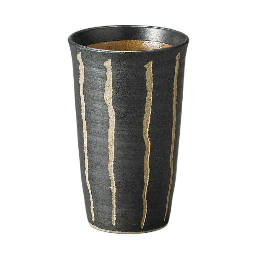 彫十草（黒）フリーカップ（小）[素材]　陶磁器[寸法]　6.5×10.5cm・210ccお店からご自宅まで、季節を問わず、様々なシーンでご利用いただける商品です。[ 6.5×10.5cm・210cc ] 陶磁器 一部の商品はメーカーよりお取り寄せとなりますので、納期が前後することがございます。あらかじめご了承ください。商品によっては手造りのため、写真と色・かたちが若干異なることがございます。われものですので丁重に梱包させていただいておりますが、ご質問などございましたらお気軽にお問い合わせください。ご注文に関する注意事項は 【こちら】ご購入前にご確認ください。