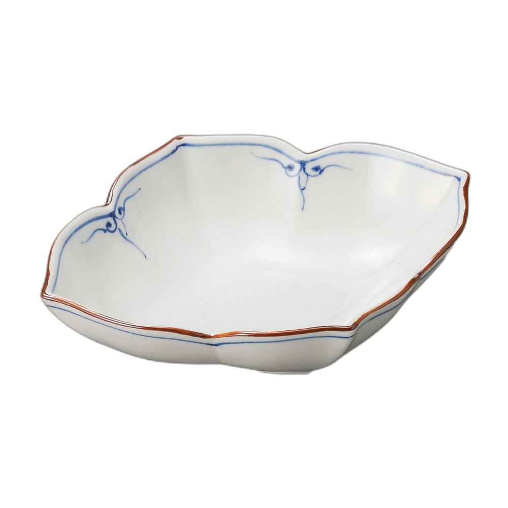 染付青花木甲型向付[素材]　陶磁器[寸法]　19.5×15.5×5cmお店からご自宅まで、季節を問わず、様々なシーンでご利用いただける商品です。[ 19.5×15.5×5cm ] 陶磁器 一部の商品はメーカーよりお取り寄せとなりますので、納期が前後することがございます。あらかじめご了承ください。商品によっては手造りのため、写真と色・かたちが若干異なることがございます。われものですので丁重に梱包させていただいておりますが、ご質問などございましたらお気軽にお問い合わせください。ご注文に関する注意事項は 【こちら】ご購入前にご確認ください。