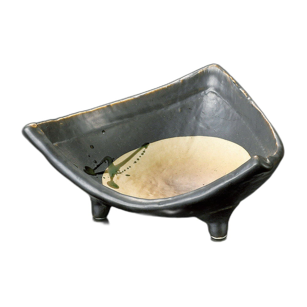 満月三角小鉢[素材]　陶磁器[寸法]　14.3×12×6.7cmお店からご自宅まで、季節を問わず、様々なシーンでご利用いただける商品です。[ 14.3×12×6.7cm ] 陶磁器 一部の商品はメーカーよりお取り寄せとなりますので、納期が前後することがございます。あらかじめご了承ください。商品によっては手造りのため、写真と色・かたちが若干異なることがございます。われものですので丁重に梱包させていただいておりますが、ご質問などございましたらお気軽にお問い合わせください。ご注文に関する注意事項は 【こちら】ご購入前にご確認ください。
