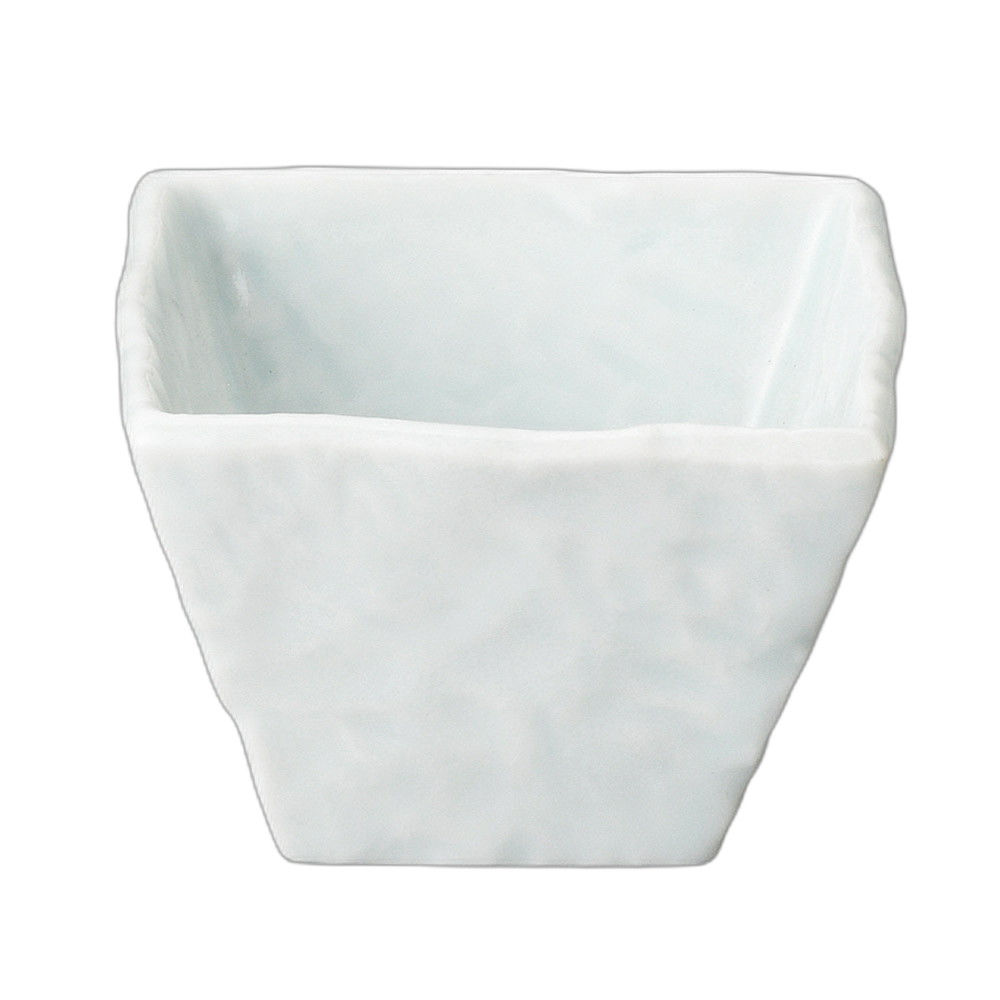 和紙青白磁正角深小鉢[素材]　陶磁器[寸法]　9×9×5.8cmお店からご自宅まで、季節を問わず、様々なシーンでご利用いただける商品です。[ 9×9×5.8cm ] 陶磁器 一部の商品はメーカーよりお取り寄せとなりますので、納期が前後することがございます。あらかじめご了承ください。商品によっては手造りのため、写真と色・かたちが若干異なることがございます。われものですので丁重に梱包させていただいておりますが、ご質問などございましたらお気軽にお問い合わせください。ご注文に関する注意事項は 【こちら】ご購入前にご確認ください。