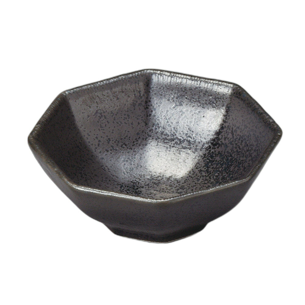 [商品名]　黒結晶八角小付[素材]　陶磁器[寸法]　10×9.5×3cmお店からご自宅まで、季節を問わず、様々なシーンでご利用いただける商品です。[ 10×9.5×3cm ] 陶磁器 一部の商品はメーカーよりお取り寄せとなりますので、納期が前後することがございます。あらかじめご了承ください。商品によっては手造りのため、写真と色・かたちが若干異なることがございます。われものですので丁重に梱包させていただいておりますが、ご質問などございましたらお気軽にお問い合わせください。ご注文に関する注意事項は 【こちら】ご購入前にご確認ください。