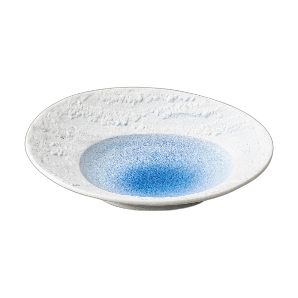 [商品名]　白藍吹石肌オーバルボール[素材]　陶磁器[寸法]　23.3×20.5×5.3cmお店からご自宅まで、季節を問わず、様々なシーンでご利用いただける商品です。[ 23.3×20.5×5.3cm ] 陶磁器 一部の商品はメーカーよりお取り寄せとなりますので、納期が前後することがございます。あらかじめご了承ください。商品によっては手造りのため、写真と色・かたちが若干異なることがございます。われものですので丁重に梱包させていただいておりますが、ご質問などございましたらお気軽にお問い合わせください。ご注文に関する注意事項は 【こちら】ご購入前にご確認ください。