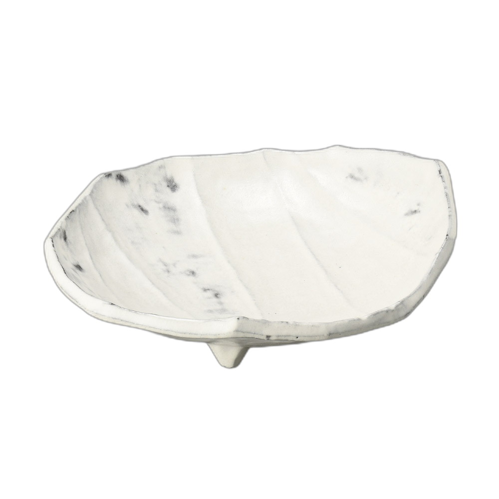 [商品名]　粉引彫刻22cm浅鉢[素材]　陶磁器[寸法]　22.6×19×5.6cmお店からご自宅まで、季節を問わず、様々なシーンでご利用いただける商品です。[ 22.6×19×5.6cm ] 陶磁器 一部の商品はメーカーよりお取り寄せとなりますので、納期が前後することがございます。あらかじめご了承ください。商品によっては手造りのため、写真と色・かたちが若干異なることがございます。われものですので丁重に梱包させていただいておりますが、ご質問などございましたらお気軽にお問い合わせください。ご注文に関する注意事項は 【こちら】ご購入前にご確認ください。