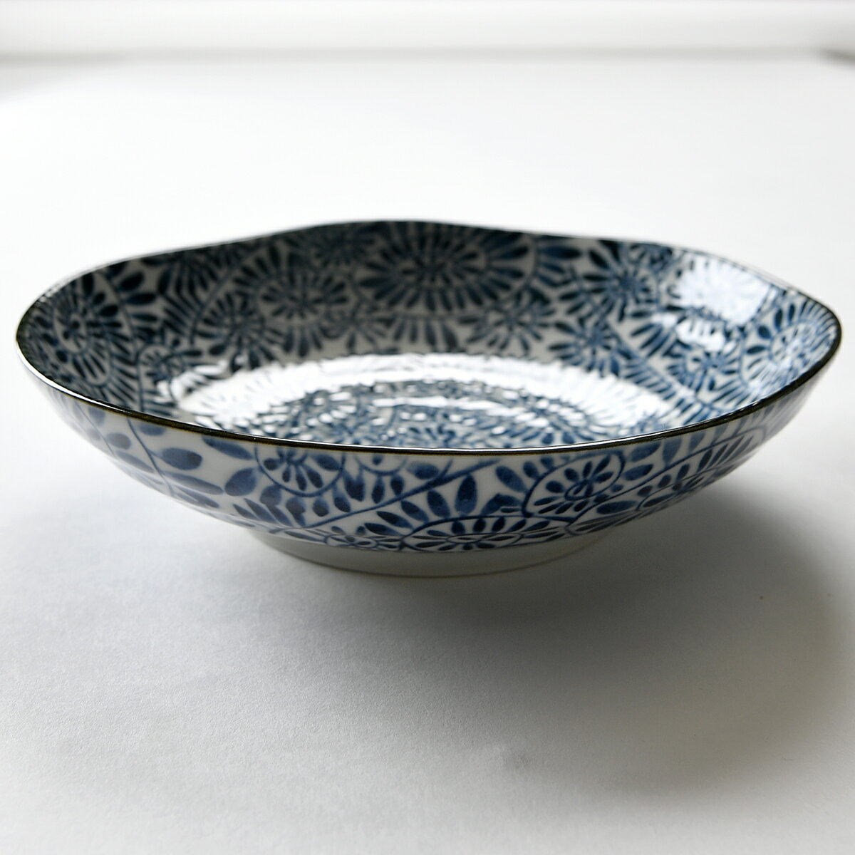 和風パスタ皿 藍染タコ唐草 6.8深皿 ［ 21 x 5.2cm ］ | パスタ パスタ皿 カレー皿 パスタボウル 食器 業務用 飲食店 カフェ うつわ 器 おしゃれ かわいい お洒落 可愛い ギフト プレゼント 引き出物 内祝い 結婚祝い 誕生日 贈り物 贈答品のサムネイル