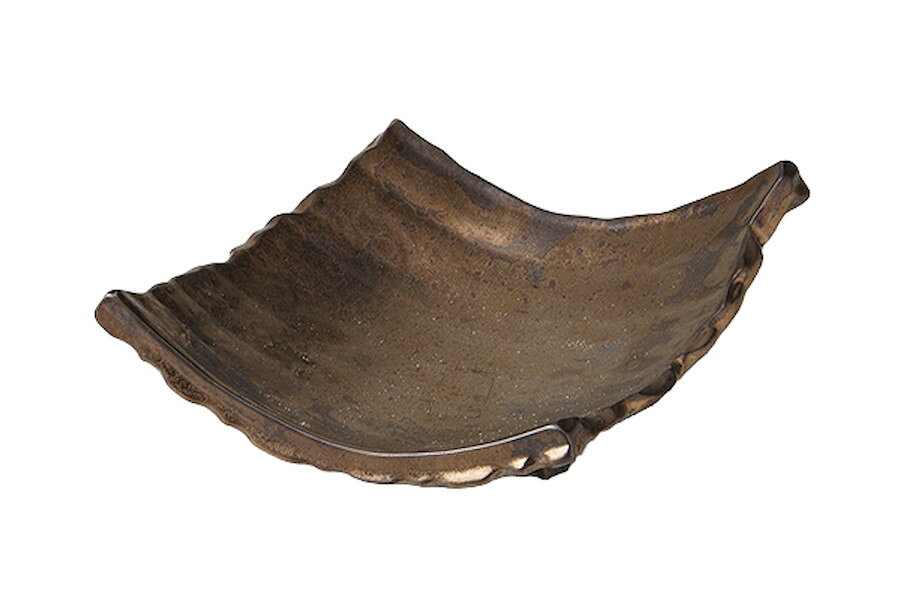 [商品名]ゴールド窯変 四ッ足瓦皿[素材][寸法]18x17x6.5cm結婚式のお返し、母の日のプレゼント、退職祝いなど、さまざまな場面でご利用いただけます。陶器の専門問屋が厳選した、プレゼントやギフトにピッタリな逸品です。[18x17x6.5cm] 一部の商品はメーカーよりお取り寄せとなりますので、納期が前後することがございます。あらかじめご了承ください。商品によっては手造りのため、写真と色・かたちが若干異なることがございます。われものですので丁重に梱包させていただいておりますが、ご質問などございましたらお気軽にお問い合わせください。ご注文に関する注意事項は 【こちら】ご購入前にご確認ください。
