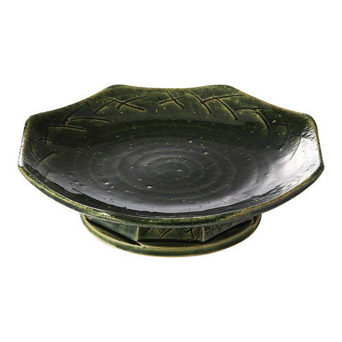 [商品名]　織部八角高台6.0皿[素材]　陶器[寸法]　[ 20.2 x 5.4cm ]お店からご自宅まで、季節を問わず、様々なシーンでご利用いただける商品です。[ 20.2 x 5.4cm ] 陶器 日本製 土物一部の商品はメーカーよりお取り寄せとなりますので、納期が前後することがございます。あらかじめご了承ください。商品によっては手造りのため、写真と色・かたちが若干異なることがございます。われものですので丁重に梱包させていただいておりますが、ご質問などございましたらお気軽にお問い合わせください。ご注文に関する注意事項は 【こちら】ご購入前にご確認ください。