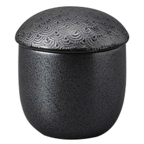 [商品名]　黒四海波小むし[素材]　陶磁器[寸法]　7.5 x 8.4cm 160cc 208g[産地]日本※ccは満量時目安です。茶碗蒸しなどの蒸し料理の他、スープや甘味など様々な用途で使える多種多様な器を揃えました。[ 7.5 x 8.4cm 160cc 208g ] 陶磁器 日本製※ccは満量時目安です。一部の商品はメーカーよりお取り寄せとなりますので、納期が前後することがございます。あらかじめご了承ください。商品によっては手造りのため、写真と色・かたちが若干異なることがございます。われものですので丁重に梱包させていただいておりますが、ご質問などございましたらお気軽にお問い合わせください。ご注文に関する注意事項は 【こちら】ご購入前にご確認ください。