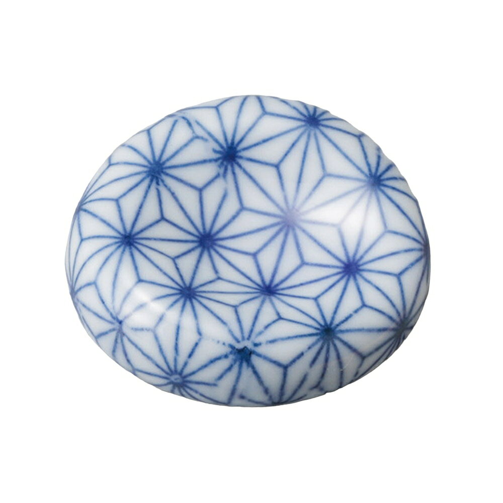 [商品名]さしこ丸　へこみはしおき[素材][寸法]4.1×1.7×1.4cm結婚式のお返し、母の日のプレゼント、退職祝いなど、さまざまな場面でご利用いただけます。陶器の専門問屋が厳選した、プレゼントやギフトにピッタリな逸品です。[4.1×1.7×1.4cm] 食卓の脇役である箸置き。箸置きは使わないという家庭もありますが、全員の手元箸と箸置きがセットしてあると、家族皆で同じタイミングで「いただきます！」ができていいですよね。ご自宅での普段使いの他に、レストランや居酒屋などの飲食店で、季節を問わず様々なシーンでご利用いただける商品でございます。また、弊社サイトでは他にも様々な造形の箸置きを数多く取り揃えておりますので、お好みや用途、御予算に合わせてお選び下さいませ。一部の商品はメーカーよりお取り寄せとなりますので、納期が前後することがございます。あらかじめご了承ください。商品によっては手造りのため、写真と色・かたちが若干異なることがございます。われものですので丁重に梱包させていただいておりますが、ご質問などございましたらお気軽にお問い合わせください。ご注文に関する注意事項は 【こちら】ご購入前にご確認ください。