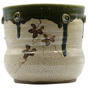 [商品名]織部水屋 上 小（景陶作） ボール箱入り[素材][寸法]23.5×21cm 3570g結婚式のお返し、母の日のプレゼント、退職祝いなど、さまざまな場面でご利用いただけるギフト用の商品です。陶器の専門問屋が厳選したプレゼントにピッタリな逸品です。[23.5×21cm 3570g]織部水屋でございます。水屋瓶（みずやかめ）や水屋壺（みずやつぼ）とも呼ばれ、水を貯めておく大きい壷でございます。水屋瓶に貯めた水は道具を清めたり、釜や水指に入れたり、また茶巾を絞ったりするのに用います。また、水道が無い頃は井戸水を汲み、水屋瓶に入れ、汲み置くことで、水の不純物を沈殿させ、茶の湯で使用する時には不純物を取り除く為、他の道具を使用して水を漉（こ）していたそうです。異物が混入しないよう、杉の割蓋または一枚蓋を準備すると良いでしょう。選ぶ基準は、季節やその他合わせる道具などによって種々変化しますが、様々な焼き方、サイズ、デザインの水屋瓶がございますので、お好みや用途、またご予算に合わせてお選びくださいませ。 一部の商品はメーカーよりお取り寄せとなりますので、納期が前後することがございます。あらかじめご了承ください。商品によっては手造りのため、写真と色・かたちが若干異なることがございます。われものですので丁重に梱包させていただいておりますが、ご質問などございましたらお気軽にお問い合わせください。ご注文に関する注意事項は 【こちら】ご購入前にご確認ください。