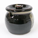 [商品名]　天目白流し口切1号カメ[素材]　陶磁器寸法：8.5 x 7.5お店からご自宅まで、季節を問わず、様々なシーンでご利用いただける商品です。寸法：8.5 x 7.5 切り込みまでの容量：約180cc一部の商品はメーカーよりお取り寄せとなりますので、納期が前後することがございます。あらかじめご了承ください。商品によっては手造りのため、写真と色・かたちが若干異なることがございます。われものですので丁重に梱包させていただいておりますが、ご質問などございましたらお気軽にお問い合わせください。ご注文に関する注意事項は 【こちら】ご購入前にご確認ください。 天目白流し口切ミニカメ[7.5 x 7.2cm] 天目白流し口切1号カメ[8.5 x 7.5cm] 天目白流し口切2号カメ[17 x 4.5cm] 天目白流し口切3号カメ[11.5 x 10cm] 天目白流し口切4号カメ[12.5 x 11.3cm] 天目白流し口切5号カメ[14 x 12.5cm] 赤釉口切ミニカメ[7.5 x 7.2cm] 赤釉口切1号カメ[8.5 x 7.5cm] 赤釉口切2号カメ[12.5 x 11.3cm] 赤釉口切3号カメ[14 x 12.5cm] 赤釉口切4号カメ[12.5 x 11.3cm] 赤釉口切5号カメ[14 x 12.5cm] プラ製 ヒシャク[22cm] トング[15.5cm]