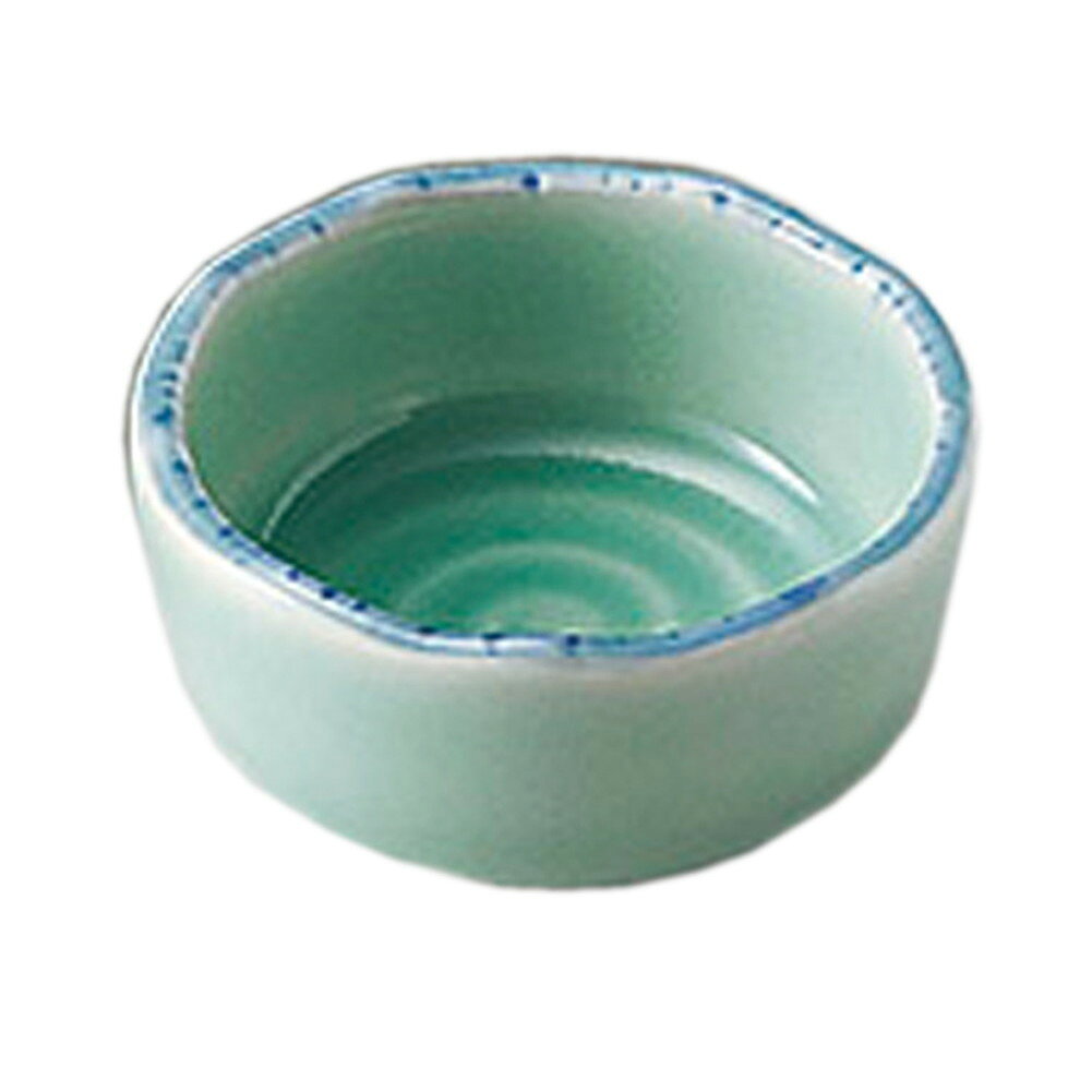 [商品名]　深海青磁流水彫丸千代口[素材]　磁器[寸法]　φ6.5 x 3cmお店からご自宅まで、季節を問わず、様々なシーンでご利用いただける商品です。[ φ6.5 x 3cm ] 磁器 日本製 一部の商品はメーカーよりお取り寄せとなりますので、納期が前後することがございます。あらかじめご了承ください。商品によっては手造りのため、写真と色・かたちが若干異なることがございます。われものですので丁重に梱包させていただいておりますが、ご質問などございましたらお気軽にお問い合わせください。ご注文に関する注意事項は 【こちら】ご購入前にご確認ください。