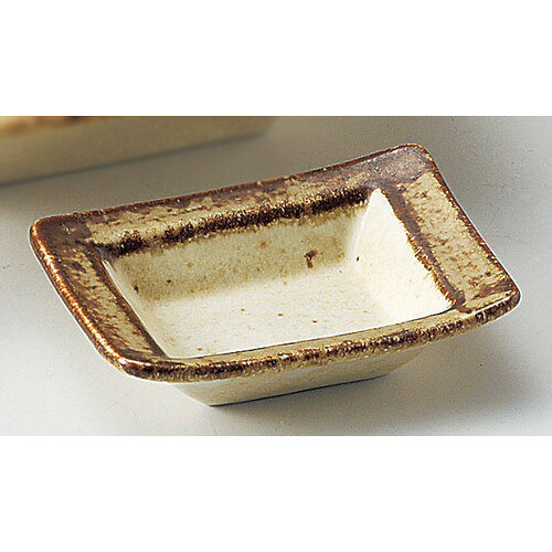 [商品名]　角渕サビ長角千代口[素材]　磁器[寸法]　8.8 x 6.5 x 2.5cmお店からご自宅まで、季節を問わず、様々なシーンでご利用いただける商品です。[ 8.8 x 6.5 x 2.5cm ] 磁器 日本製 一部の商品はメーカーよりお取り寄せとなりますので、納期が前後することがございます。あらかじめご了承ください。商品によっては手造りのため、写真と色・かたちが若干異なることがございます。われものですので丁重に梱包させていただいておりますが、ご質問などございましたらお気軽にお問い合わせください。ご注文に関する注意事項は 【こちら】ご購入前にご確認ください。