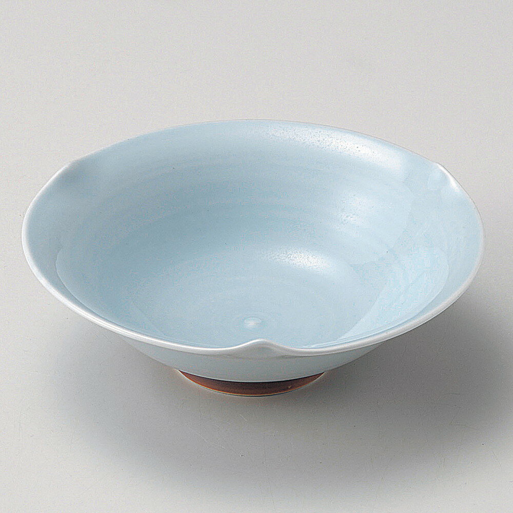 [商品名]　青磁三ツ押鉢[素材]　磁器[寸法]　φ16.5 x 5cmお店からご自宅まで、季節を問わず、様々なシーンでご利用いただける商品です。[ φ16.5 x 5cm ] 磁器 日本製 一部の商品はメーカーよりお取り寄せとなりますので、納期が前後することがございます。あらかじめご了承ください。商品によっては手造りのため、写真と色・かたちが若干異なることがございます。われものですので丁重に梱包させていただいておりますが、ご質問などございましたらお気軽にお問い合わせください。ご注文に関する注意事項は 【こちら】ご購入前にご確認ください。