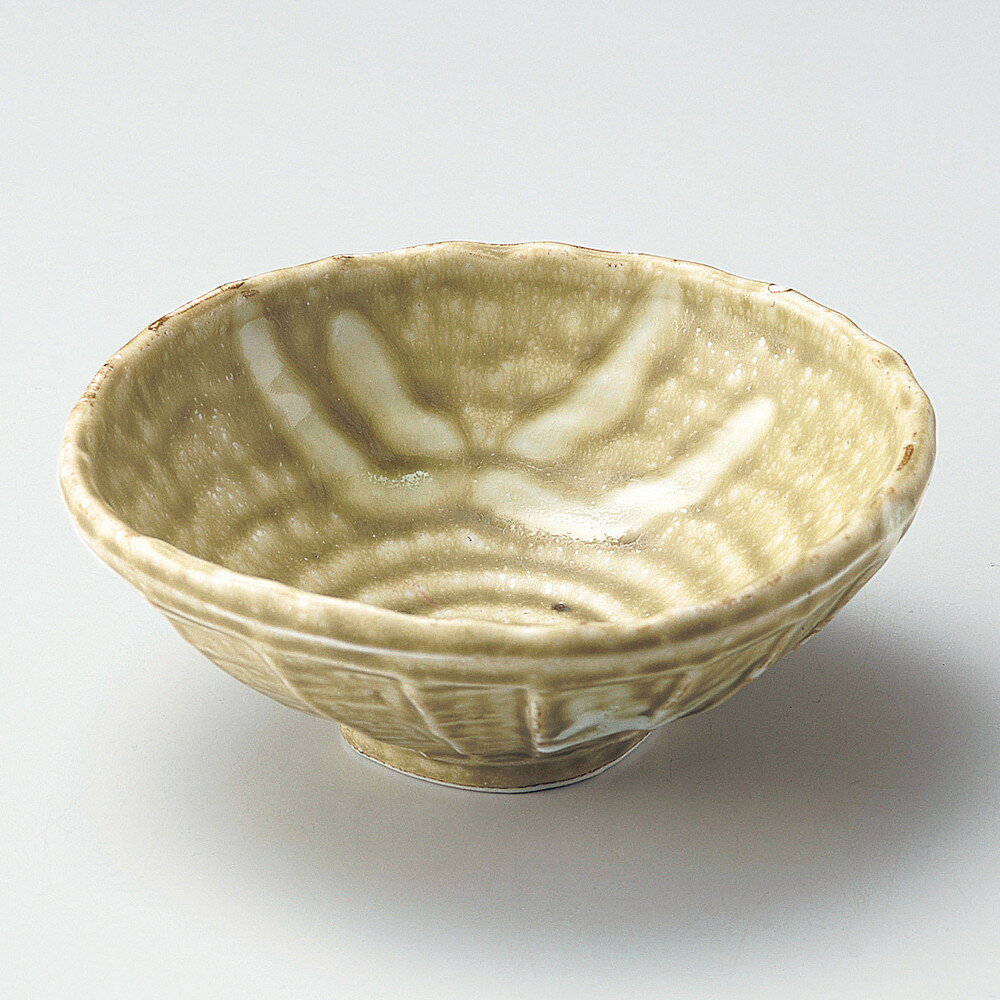 [商品名]　イラボ白流し4.5ケズリ鉢[素材]　磁器[寸法]　13.3 x 5.5cmお店からご自宅まで、季節を問わず、様々なシーンでご利用いただける商品です。[ 13.3 x 5.5cm ] 磁器 日本製 一部の商品はメーカーよりお取り寄せとなりますので、納期が前後することがございます。あらかじめご了承ください。商品によっては手造りのため、写真と色・かたちが若干異なることがございます。われものですので丁重に梱包させていただいておりますが、ご質問などございましたらお気軽にお問い合わせください。ご注文に関する注意事項は 【こちら】ご購入前にご確認ください。