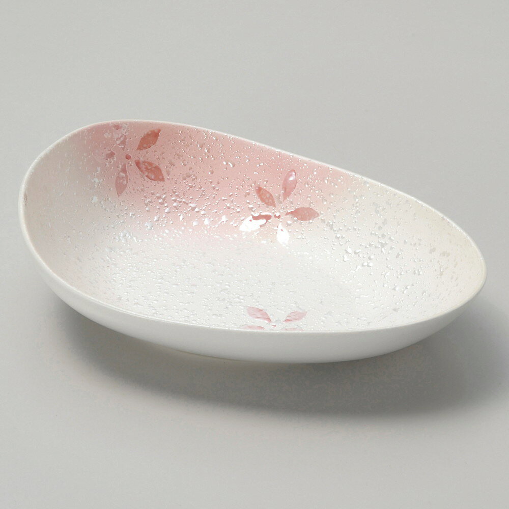[商品名]　ラスター花散らし変型サラダボール(ピンク）[素材]　強化磁器[寸法]　21 x 14.5 x 6.6cmお店からご自宅まで、季節を問わず、様々なシーンでご利用いただける商品です。[ 21 x 14.5 x 6.6cm ] 強化磁器 日本製 一部の商品はメーカーよりお取り寄せとなりますので、納期が前後することがございます。あらかじめご了承ください。商品によっては手造りのため、写真と色・かたちが若干異なることがございます。われものですので丁重に梱包させていただいておりますが、ご質問などございましたらお気軽にお問い合わせください。ご注文に関する注意事項は 【こちら】ご購入前にご確認ください。