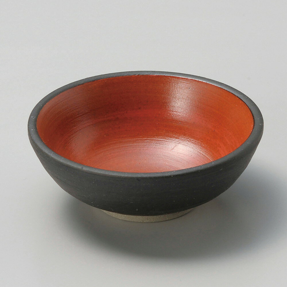 [商品名]　黒塗内朱3.0鉢[素材]　陶器[寸法]　φ10.3 x 3.6cmお店からご自宅まで、季節を問わず、様々なシーンでご利用いただける商品です。[ φ10.3 x 3.6cm ] 陶器 日本製 一部の商品はメーカーよりお取り寄せとなりますので、納期が前後することがございます。あらかじめご了承ください。商品によっては手造りのため、写真と色・かたちが若干異なることがございます。われものですので丁重に梱包させていただいておりますが、ご質問などございましたらお気軽にお問い合わせください。ご注文に関する注意事項は 【こちら】ご購入前にご確認ください。