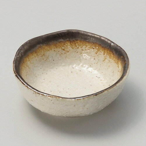 [商品名]　渕サビ粉引千代口[素材]　磁器[寸法]　φ8.3 x 3cmお店からご自宅まで、季節を問わず、様々なシーンでご利用いただける商品です。[ φ8.3 x 3cm ] 磁器 日本製 一部の商品はメーカーよりお取り寄せとなりますので、納期が前後することがございます。あらかじめご了承ください。商品によっては手造りのため、写真と色・かたちが若干異なることがございます。われものですので丁重に梱包させていただいておりますが、ご質問などございましたらお気軽にお問い合わせください。ご注文に関する注意事項は 【こちら】ご購入前にご確認ください。