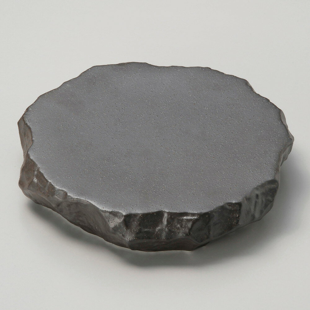 [商品名]　あら黒 ロックプレート(中）[素材]　磁器[寸法]　21 x 19 x 4.2cmお店からご自宅まで、季節を問わず、様々なシーンでご利用いただける商品です。[ 21 x 19 x 4.2cm ] 磁器 日本製 一部の商品はメーカーよりお取り寄せとなりますので、納期が前後することがございます。あらかじめご了承ください。商品によっては手造りのため、写真と色・かたちが若干異なることがございます。われものですので丁重に梱包させていただいておりますが、ご質問などございましたらお気軽にお問い合わせください。ご注文に関する注意事項は 【こちら】ご購入前にご確認ください。