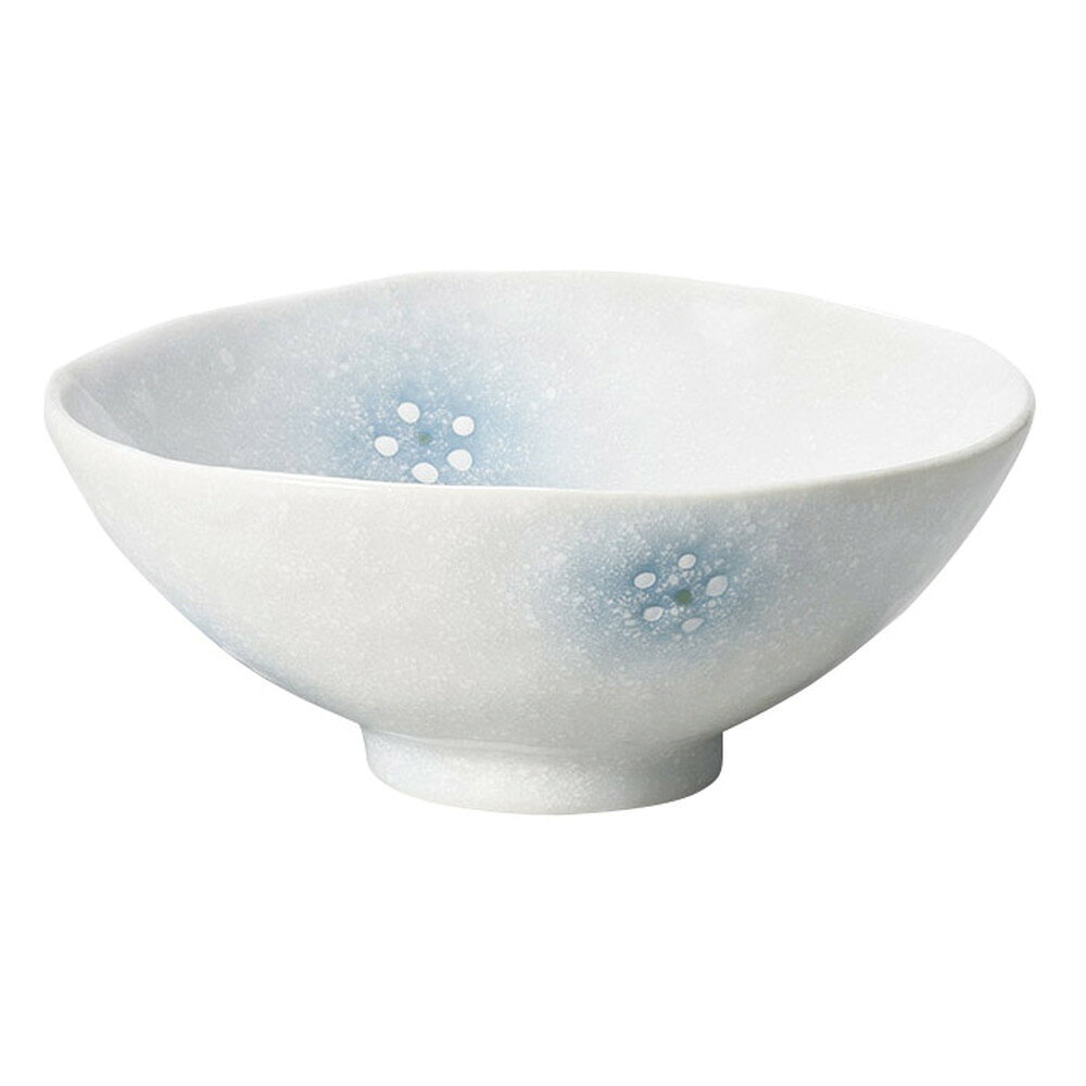 [商品名]　ほのか平茶碗(大)ブルー[素材]　磁器[寸法]　13.3 x 12.8 x 5.3cm[産地]　日本商品によっては手造りのため、写真と色・かたちが若干異なることがございます。一般に陶磁器のサイズ・容量・色は、生産工程・焼成温度の変化・生産型の摩耗等によって多少の変化が生じるため、サイズや容量に関して多少の差が生じる場合もありますのでご了承いただきますようお願いいたします。釉薬の性質上、釉薬の濃淡・釉薬だれが生じる場合がございます。[ 13.3 x 12.8 x 5.3cm ] 磁器 日本製一部の商品はメーカーよりお取り寄せとなりますので、納期が前後することがございます。あらかじめご了承ください。商品によっては手造りのため、写真と色・かたちが若干異なることがございます。われものですので丁重に梱包させていただいておりますが、ご質問などございましたらお気軽にお問い合わせください。ご注文に関する注意事項は 【こちら】ご購入前にご確認ください。