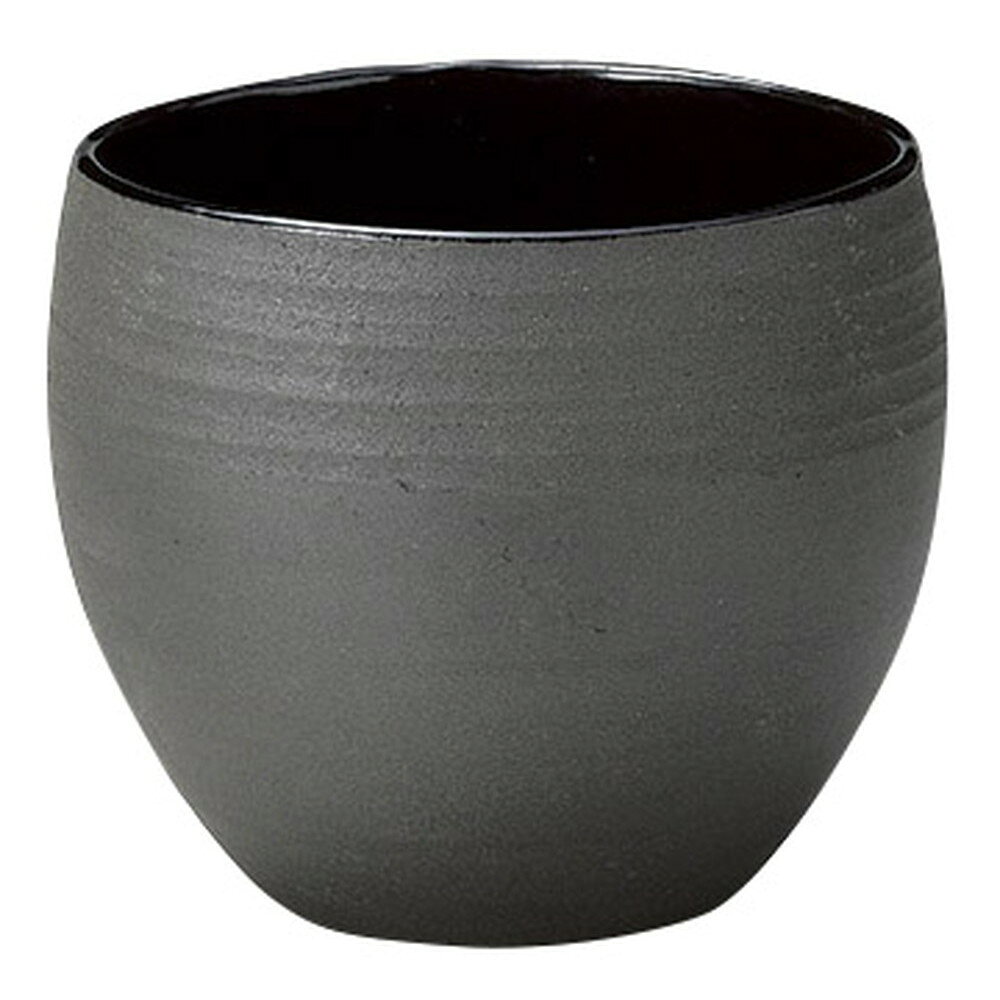 [商品名]　炭化土丸カップ黒[素材]　陶器[寸法]　φ9.5 x 8cm(340cc)[産地]　日本※容量(cc)は目一杯入れたときの目安です。商品によっては手造りのため、写真と色・かたちが若干異なることがございます。一般に陶磁器のサイズ・容量・色は、生産工程・焼成温度の変化・生産型の摩耗等によって多少の変化が生じるため、サイズや容量に関して多少の差が生じる場合もありますのでご了承いただきますようお願いいたします。釉薬の性質上、釉薬の濃淡・釉薬だれが生じる場合がございます。[ φ9.5 x 8cm(340cc) ] 陶器 日本製※容量(cc)は目一杯入れたときの目安です。一部の商品はメーカーよりお取り寄せとなりますので、納期が前後することがございます。あらかじめご了承ください。商品によっては手造りのため、写真と色・かたちが若干異なることがございます。われものですので丁重に梱包させていただいておりますが、ご質問などございましたらお気軽にお問い合わせください。ご注文に関する注意事項は 【こちら】ご購入前にご確認ください。