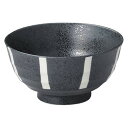 [商品名]　黒結晶ストライプ 5.5多用丼[素材]　磁器[寸法]　φ17.2 x 8.8cm[産地]　日本商品によっては手造りのため、写真と色・かたちが若干異なることがございます。一般に陶磁器のサイズ・容量・色は、生産工程・焼成温度の変化・生産型の摩耗等によって多少の変化が生じるため、サイズや容量に関して多少の差が生じる場合もありますのでご了承いただきますようお願いいたします。釉薬の性質上、釉薬の濃淡・釉薬だれが生じる場合がございます。[ φ17.2 x 8.8cm ] 磁器 日本製一部の商品はメーカーよりお取り寄せとなりますので、納期が前後することがございます。あらかじめご了承ください。商品によっては手造りのため、写真と色・かたちが若干異なることがございます。われものですので丁重に梱包させていただいておりますが、ご質問などございましたらお気軽にお問い合わせください。ご注文に関する注意事項は 【こちら】ご購入前にご確認ください。