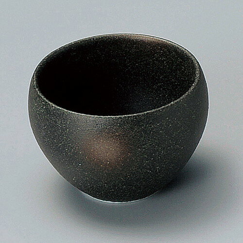 [商品名]　備前なごみ珍味[素材]　磁器[寸法]　φ7 x 5cmお店からご自宅まで、季節を問わず、様々なシーンでご利用いただける商品です。[ φ7 x 5cm ] 磁器 日本製 一部の商品はメーカーよりお取り寄せとなりますので、納期が前後することがございます。あらかじめご了承ください。商品によっては手造りのため、写真と色・かたちが若干異なることがございます。われものですので丁重に梱包させていただいておりますが、ご質問などございましたらお気軽にお問い合わせください。ご注文に関する注意事項は 【こちら】ご購入前にご確認ください。