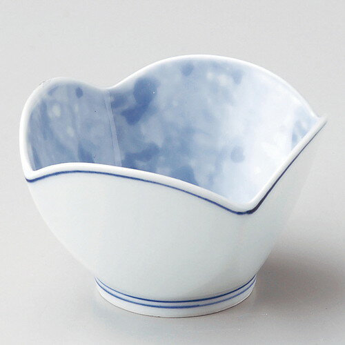 [商品名]　タゝキ四葉3.3小鉢[素材]　磁器[寸法]　8.8 x 8.8 x 5.6cmお店からご自宅まで、季節を問わず、様々なシーンでご利用いただける商品です。[ 8.8 x 8.8 x 5.6cm ] 磁器 日本製 一部の商品はメーカーよりお取り寄せとなりますので、納期が前後することがございます。あらかじめご了承ください。商品によっては手造りのため、写真と色・かたちが若干異なることがございます。われものですので丁重に梱包させていただいておりますが、ご質問などございましたらお気軽にお問い合わせください。ご注文に関する注意事項は 【こちら】ご購入前にご確認ください。