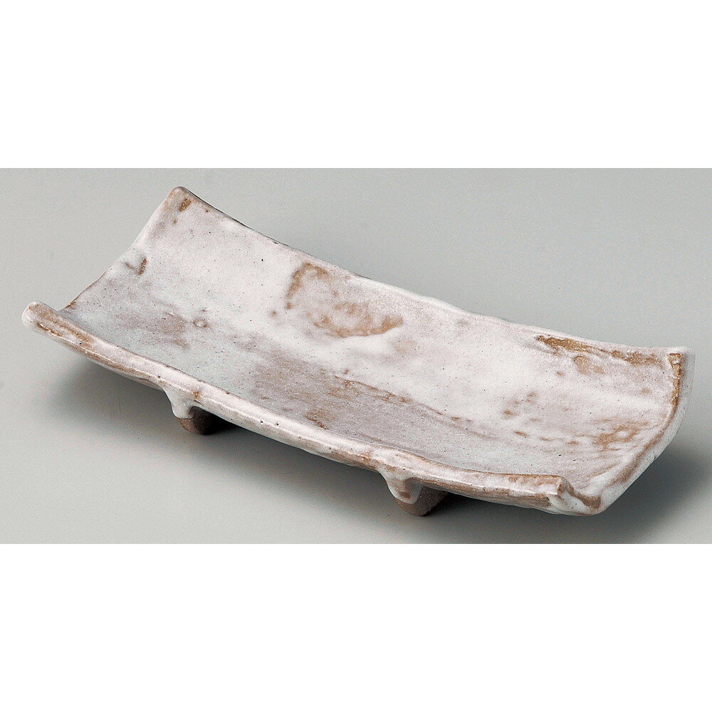 [商品名]　手造り風志野足付付出皿[素材]　陶器[寸法]　22.8 x 10 x 4cmお店からご自宅まで、季節を問わず、様々なシーンでご利用いただける商品です。[ 22.8 x 10 x 4cm ] 陶器 日本製 一部の商品はメーカーよりお取り寄せとなりますので、納期が前後することがございます。あらかじめご了承ください。商品によっては手造りのため、写真と色・かたちが若干異なることがございます。われものですので丁重に梱包させていただいておりますが、ご質問などございましたらお気軽にお問い合わせください。ご注文に関する注意事項は 【こちら】ご購入前にご確認ください。