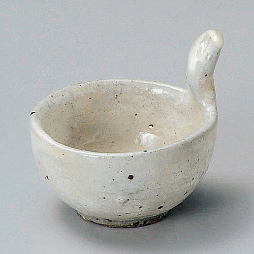[商品名]　新粉引手付珍味[素材]　陶器[寸法]　φ7 x 6cmお店からご自宅まで、季節を問わず、様々なシーンでご利用いただける商品です。[ φ7 x 6cm ] 陶器 日本製 一部の商品はメーカーよりお取り寄せとなりますので、納期が前後することがございます。あらかじめご了承ください。商品によっては手造りのため、写真と色・かたちが若干異なることがございます。われものですので丁重に梱包させていただいておりますが、ご質問などございましたらお気軽にお問い合わせください。ご注文に関する注意事項は 【こちら】ご購入前にご確認ください。
