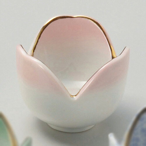 [商品名]　ピンク吹三ツ山珍味[素材]　磁器[寸法]　φ5.5 x 4.3cmお店からご自宅まで、季節を問わず、様々なシーンでご利用いただける商品です。[ φ5.5 x 4.3cm ] 磁器 中国製 一部の商品はメーカーよりお取り寄せとなりますので、納期が前後することがございます。あらかじめご了承ください。商品によっては手造りのため、写真と色・かたちが若干異なることがございます。われものですので丁重に梱包させていただいておりますが、ご質問などございましたらお気軽にお問い合わせください。ご注文に関する注意事項は 【こちら】ご購入前にご確認ください。
