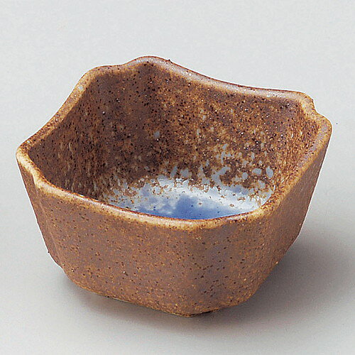 [商品名]　伊賀トルコ吹き角小鉢[素材]　磁器[寸法]　7.8 x 7.8 x 4.5cmお店からご自宅まで、季節を問わず、様々なシーンでご利用いただける商品です。[ 7.8 x 7.8 x 4.5cm ] 磁器 日本製 美濃焼一部の商品はメーカーよりお取り寄せとなりますので、納期が前後することがございます。あらかじめご了承ください。商品によっては手造りのため、写真と色・かたちが若干異なることがございます。われものですので丁重に梱包させていただいておりますが、ご質問などございましたらお気軽にお問い合わせください。ご注文に関する注意事項は 【こちら】ご購入前にご確認ください。