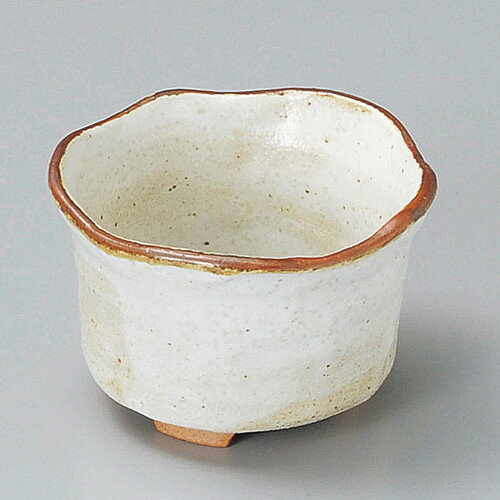 [商品名]　白油滴刷毛変型丸珍味[素材]　陶器[寸法]　φ8.3 x 5.5cmお店からご自宅まで、季節を問わず、様々なシーンでご利用いただける商品です。[ φ8.3 x 5.5cm ] 陶器 日本製 一部の商品はメーカーよりお取り寄せとなりますので、納期が前後することがございます。あらかじめご了承ください。商品によっては手造りのため、写真と色・かたちが若干異なることがございます。われものですので丁重に梱包させていただいておりますが、ご質問などございましたらお気軽にお問い合わせください。ご注文に関する注意事項は 【こちら】ご購入前にご確認ください。