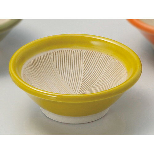 [商品名]　イエロー2.5寸すり小鉢[素材]　陶器[寸法]　φ7.7 x 2.8cmお店からご自宅まで、季節を問わず、様々なシーンでご利用いただける商品です。[ φ7.7 x 2.8cm ] 陶器 日本製 一部の商品はメーカーよりお取り寄せとなりますので、納期が前後することがございます。あらかじめご了承ください。商品によっては手造りのため、写真と色・かたちが若干異なることがございます。われものですので丁重に梱包させていただいておりますが、ご質問などございましたらお気軽にお問い合わせください。ご注文に関する注意事項は 【こちら】ご購入前にご確認ください。
