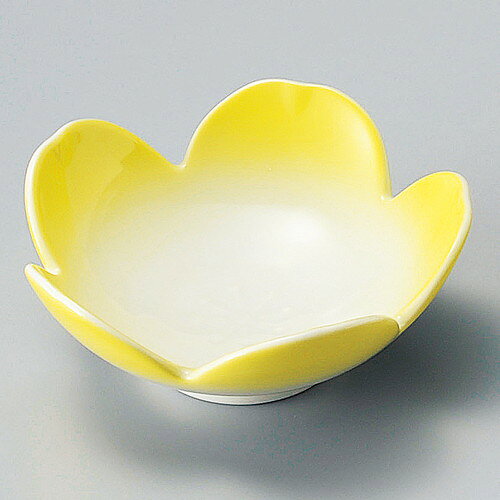 [商品名]　イエロー吹桜型小鉢[素材]　磁器[寸法]　11.4 x 4.4cmお店からご自宅まで、季節を問わず、様々なシーンでご利用いただける商品です。[ 11.4 x 4.4cm ] 磁器 日本製 一部の商品はメーカーよりお取り寄せとなりますので、納期が前後することがございます。あらかじめご了承ください。商品によっては手造りのため、写真と色・かたちが若干異なることがございます。われものですので丁重に梱包させていただいておりますが、ご質問などございましたらお気軽にお問い合わせください。ご注文に関する注意事項は 【こちら】ご購入前にご確認ください。
