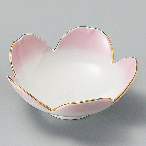 [商品名]　渕金ピンク桜型小鉢[素材]　磁器[寸法]　11.5 x 4.5cmお店からご自宅まで、季節を問わず、様々なシーンでご利用いただける商品です。[ 11.5 x 4.5cm ] 磁器 日本製 一部の商品はメーカーよりお取り寄せとなりますので、納期が前後することがございます。あらかじめご了承ください。商品によっては手造りのため、写真と色・かたちが若干異なることがございます。われものですので丁重に梱包させていただいておりますが、ご質問などございましたらお気軽にお問い合わせください。ご注文に関する注意事項は 【こちら】ご購入前にご確認ください。