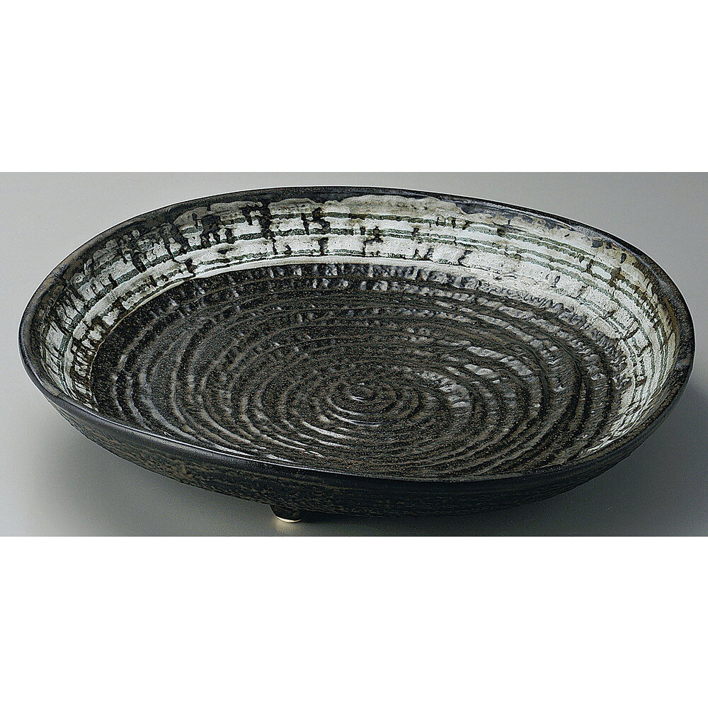 [商品名]　灰釉白流し尺三皿[素材]　磁器[寸法]　φ40 x 7.5cmお店からご自宅まで、季節を問わず、様々なシーンでご利用いただける商品です。[ φ40 x 7.5cm ] 磁器 日本製 一部の商品はメーカーよりお取り寄せとなりますので、納期が前後することがございます。あらかじめご了承ください。商品によっては手造りのため、写真と色・かたちが若干異なることがございます。われものですので丁重に梱包させていただいておりますが、ご質問などございましたらお気軽にお問い合わせください。ご注文に関する注意事項は 【こちら】ご購入前にご確認ください。