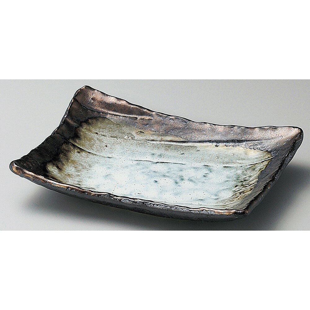 [商品名]　金彩雲長角皿[素材]　磁器[寸法]　18.5 x 13.5 x 3.5cmお店からご自宅まで、季節を問わず、様々なシーンでご利用いただける商品です。[ 18.5 x 13.5 x 3.5cm ] 磁器 日本製 一部の商品はメーカーよりお取り寄せとなりますので、納期が前後することがございます。あらかじめご了承ください。商品によっては手造りのため、写真と色・かたちが若干異なることがございます。われものですので丁重に梱包させていただいておりますが、ご質問などございましたらお気軽にお問い合わせください。ご注文に関する注意事項は 【こちら】ご購入前にご確認ください。